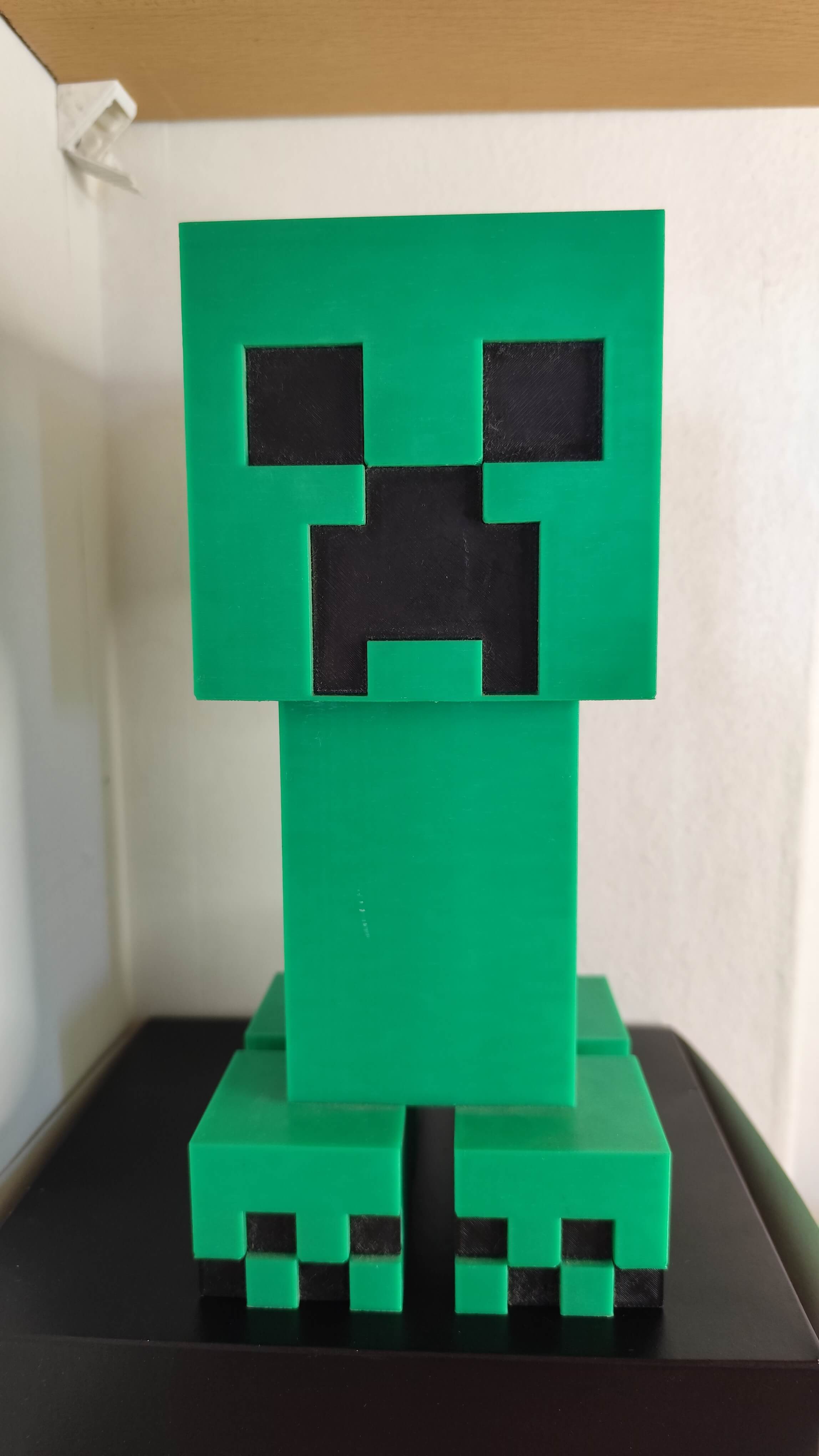 imagen de una impresion en 3D de soporte de auriculares de Creeper